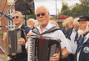 Husumer Hafen (2010) – Fest anlässlich der „Ronja“ – Rolf und Peter mit Akkordeon