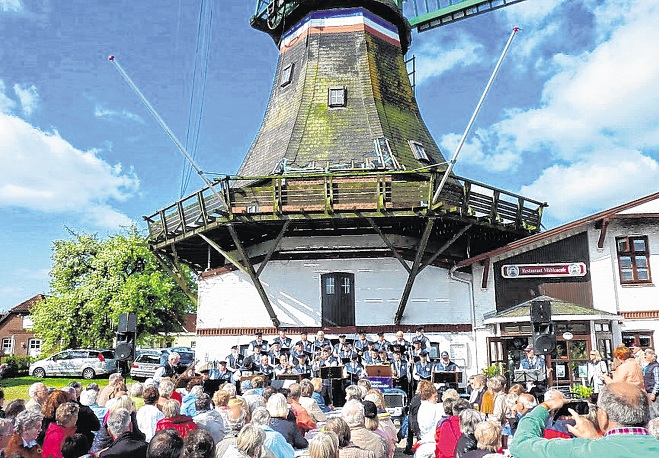Die Fideelen Nordstrander beim Maikonzert an der Engelmühle 2014